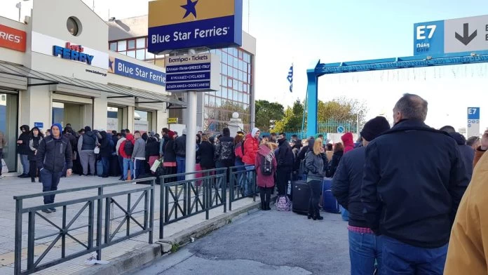 Ταλαιπωρία δίχως τέλος για τους ταξιδιώτες – Ατελείωτες ουρές μέσα στο κρύο – Οργή και αγανάκτηση